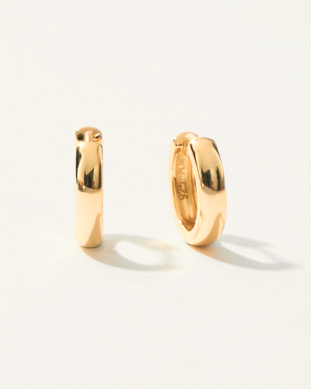 KHUYÊN TAI TRÒN TRƠN MINI PERLAMUE 11.5MM VÀNG VERMEIL 16K