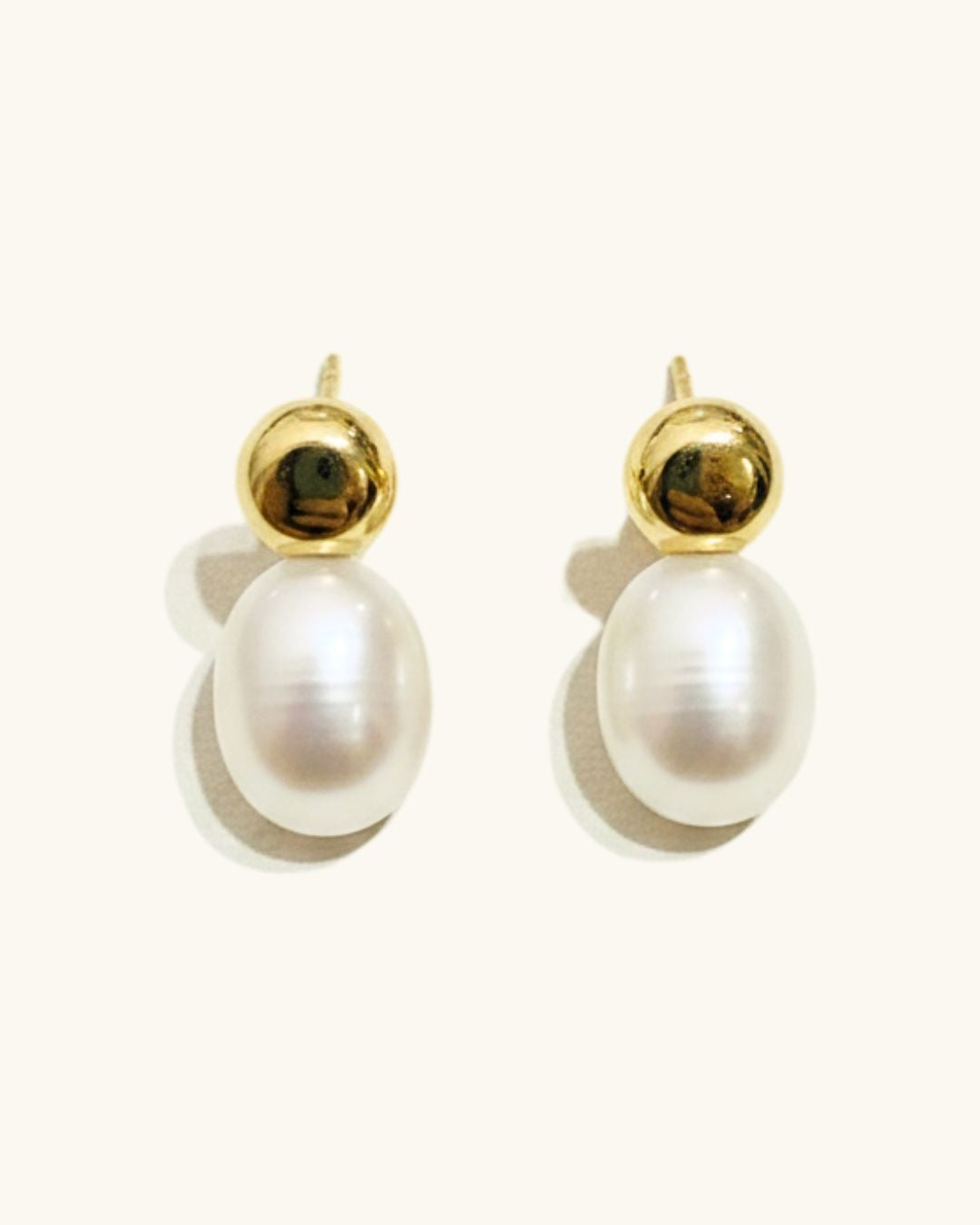 SOFT PEARL STUD EARRINGS