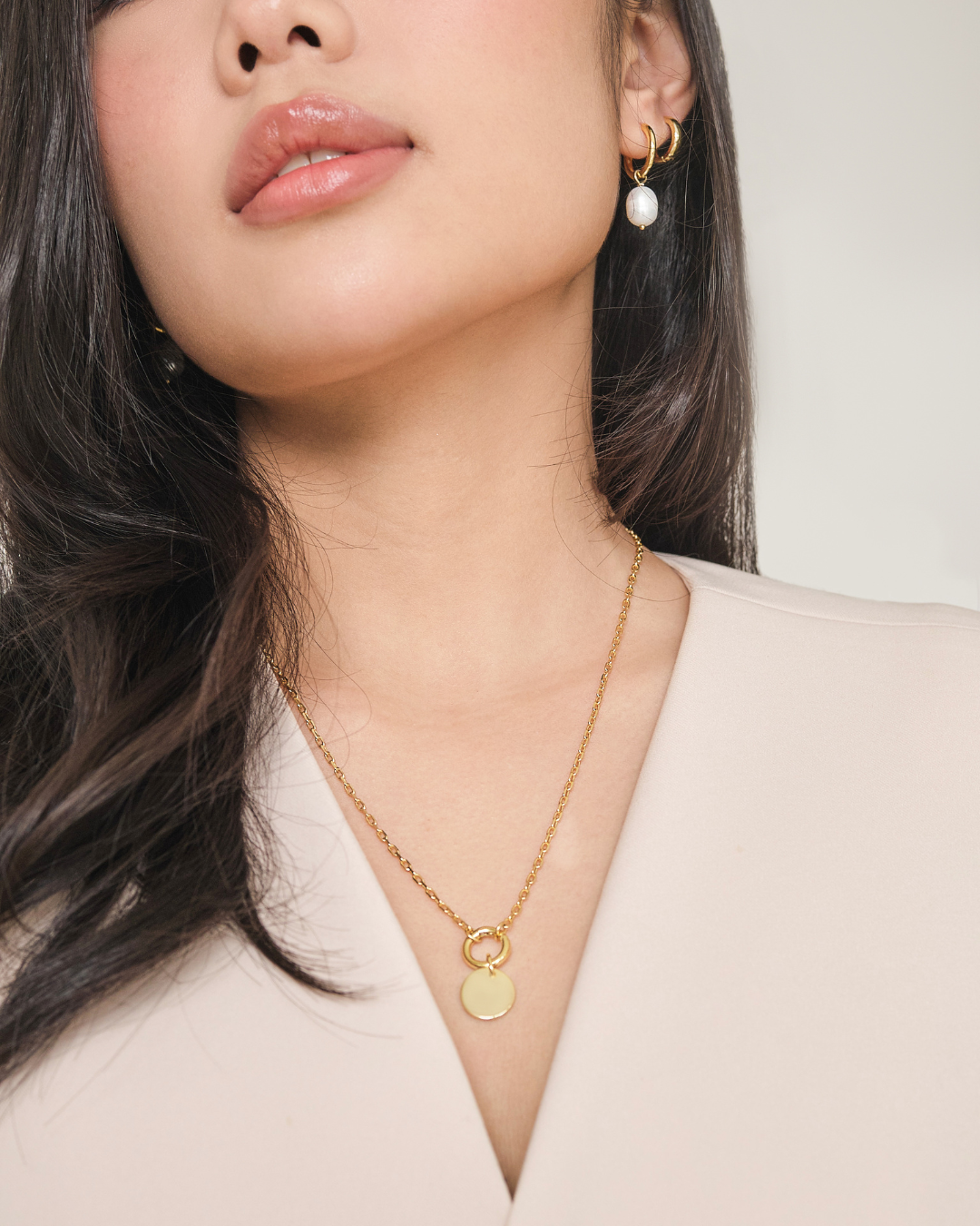 MẶT DÂY CHUYỀN PERLAMUSE TRÒN KHẮC TÊN INITIAL VÀNG VERMEIL 16K CAO CẤP