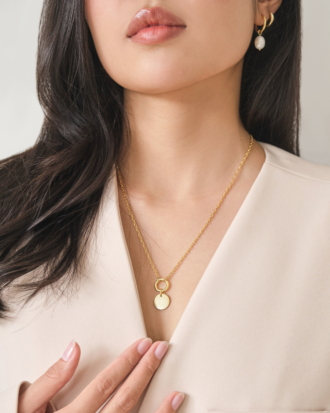 MẶT DÂY CHUYỀN PERLAMUSE TRÒN KHẮC TÊN INITIAL VÀNG VERMEIL 16K CAO CẤP