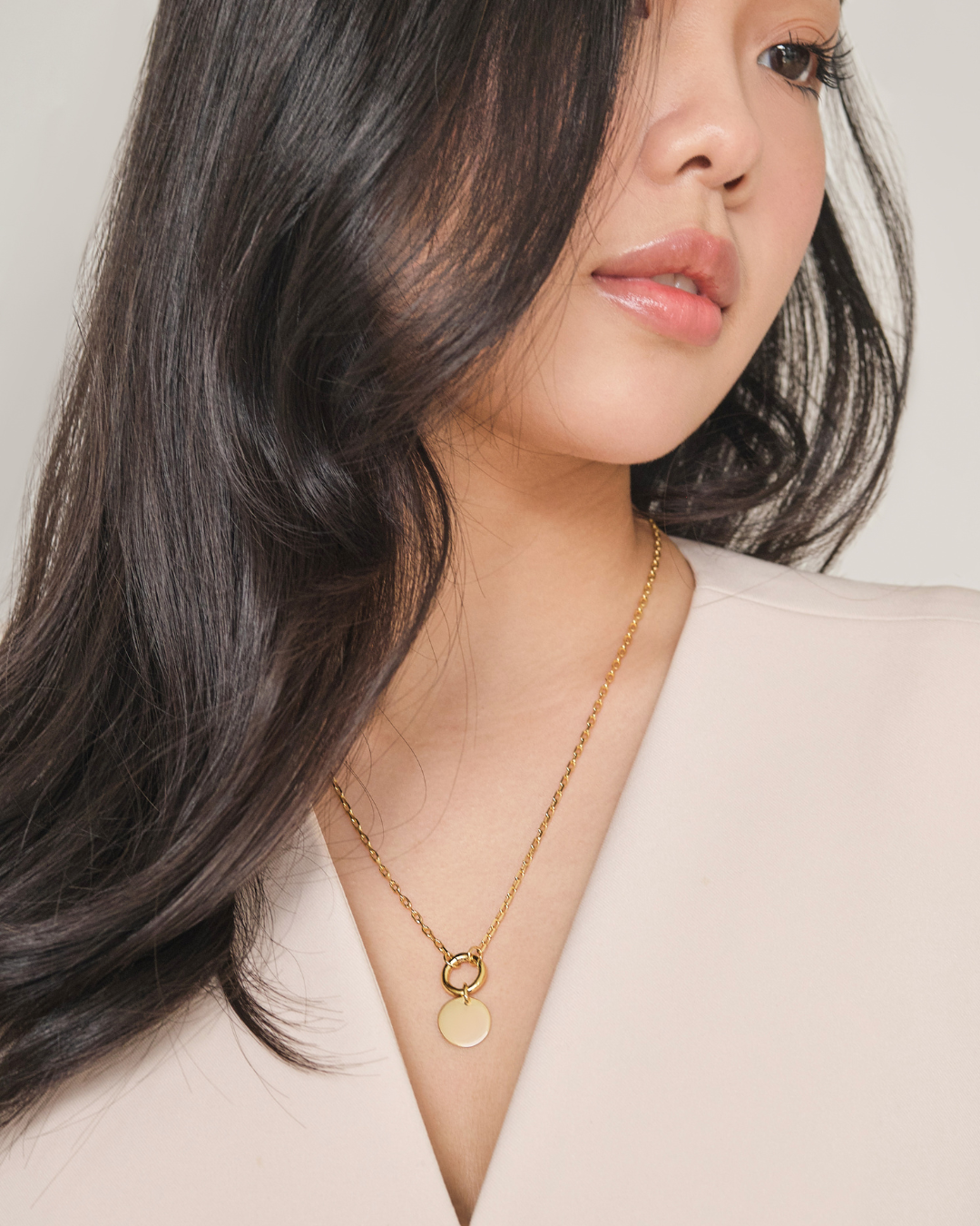 MẶT DÂY CHUYỀN PERLAMUSE TRÒN KHẮC TÊN INITIAL VÀNG VERMEIL 16K CAO CẤP