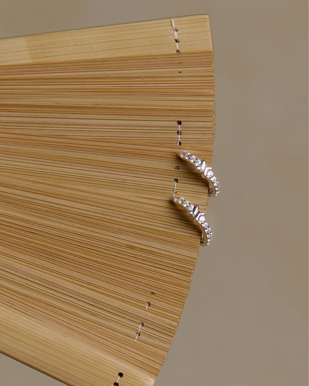 KHUYÊN TAI PERLAMUSE BẠC STERLING MINI TRÒN SHINNING X PAVE