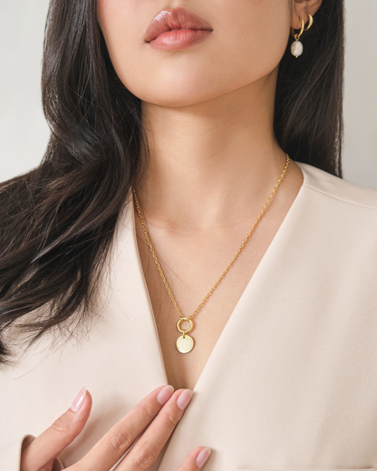 MẶT DÂY CHUYỀN PERLAMUSE TRÒN KHẮC TÊN INITIAL VÀNG VERMEIL 16K CAO CẤP