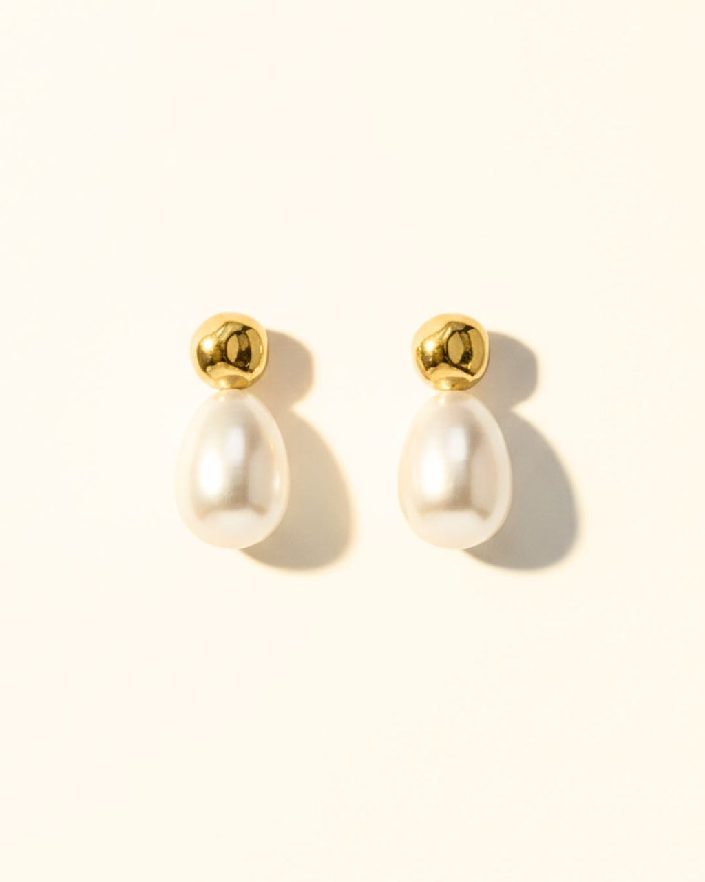 BOLD PEARL STUD EARRINGS