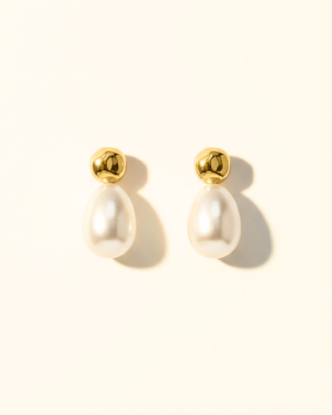 BOLD PEARL STUD EARRINGS