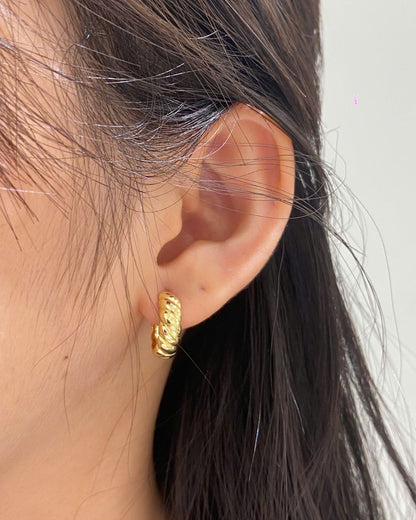 MEDIUM CROISSANT HOOPS