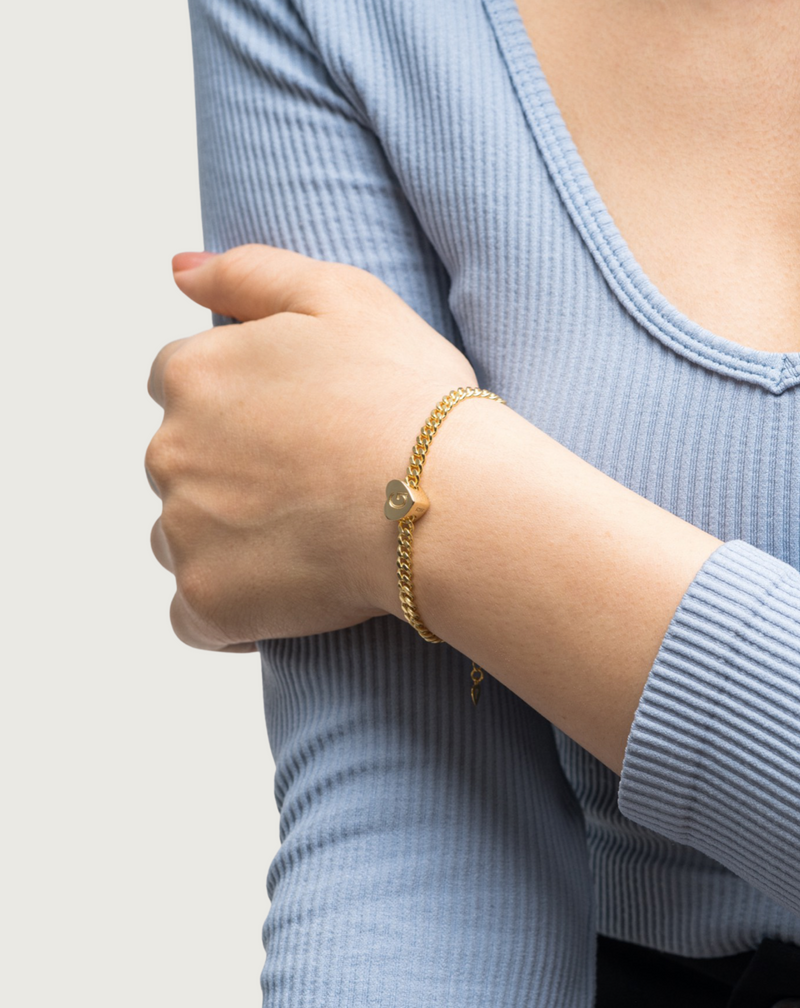 Filter your day with a delicate touch from this modern intrigue chain links bracelet. You can absolutely update the beauty by adding our initial charms.  - Made in gold vermeil: a thick 18k gold layer on sterling silver. - Dimension:  15+3 cm, 6+1 inches  - Width: 4mm  *Note: This bracelet doesn't go with the charm